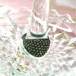 Avon Women’s Vintage Black and silver Stones Ring Sz 10